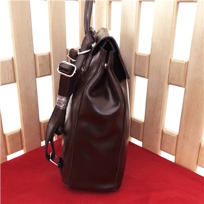 Элегантная сумка-рюкзак Sweden формата А4 из гладкой натуральной кожи цвета шоколадного цвета.