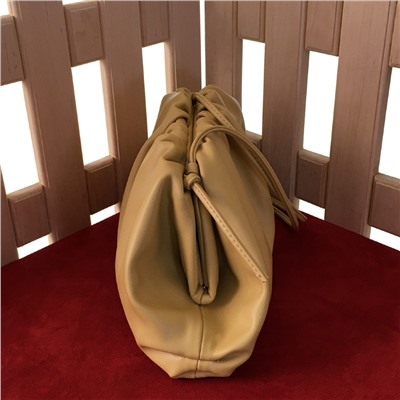 Оригинальная сумка Dance_Lend из качественной натуральной кожи карамельного цвета.
