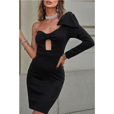 Черное обтягивающее платье на одно плечо с воланами и вырезом