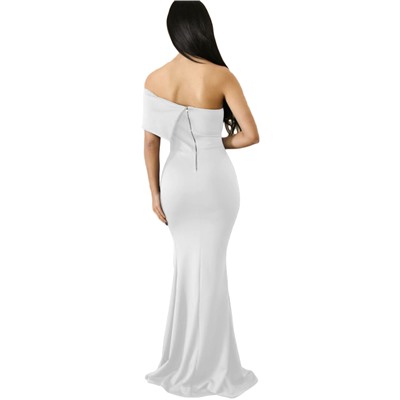 Белое платье со спущенным рукавом на одно плечо и высоким боковым разрезом