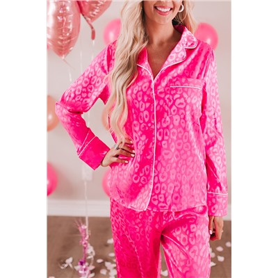 Розовая атласная пижама с леопардовым принтом