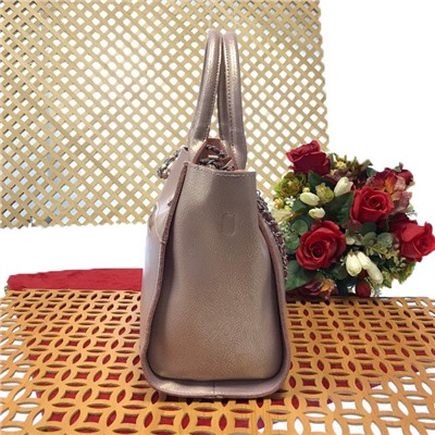 Элегантная сумка Femina формата А4 из качественной натуральной кожи цвета золотистой пудры.