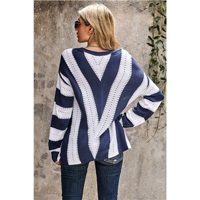 Сине-белый полосатый свитер с V-образным вырезом