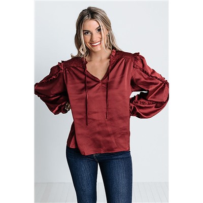 Бордовая атласная блуза с рюшами и объемным рукавом