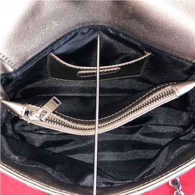Изящная сумочка Sarry с ремешком-цепочкой через плечо из прочной эко-кожи цвета бронзы.