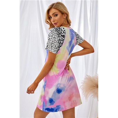 Разноцветное платье-футболка с ярким красочным принтом и леопардовыми рукавами