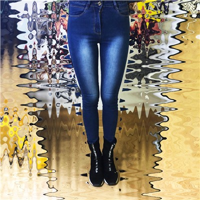 Размер 25. Рост 165-170. Классические женские джинсы Freedom со стильной прострочкой из стрейч материала цвета синий кобальт.