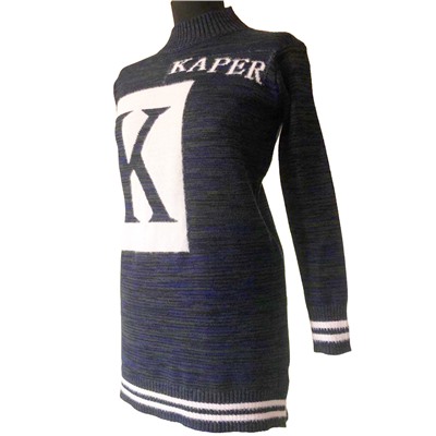 Размер единый 42-46. Удлиненный свитер Bizarre цвета темный индиго c контрастными нитями и нашивкой.