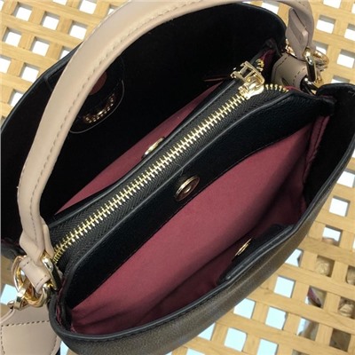 Классическая сумочка Omnia_Gold с широким ремнем через плечо из матовой эко-кожи дынного цвета.