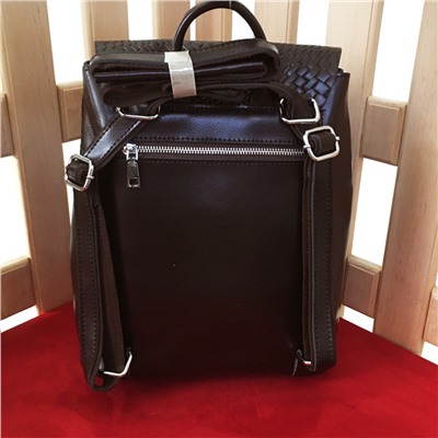 Оригинальный рюкзак-трансформер Beatris из текстурной натуральной кожи шоколадного цвета.