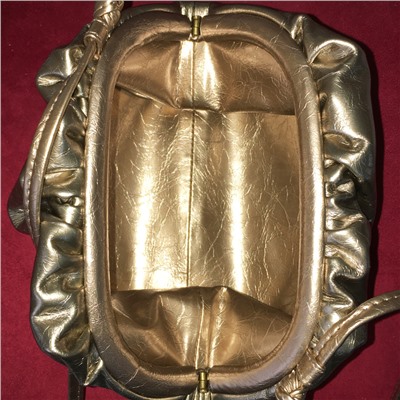 Маленькая элегантная сумочка Alayo из металлизированной натуральной кожи цвета аквамарин.