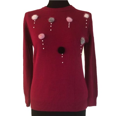 Размер единый 42-46. Шикарный свитер Daily рубинового цвета с бусинами под жемчуг и украшениями из натурального меха.