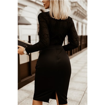 Черное обтягивающее платье с длинными рукавами и кружевными вставками
