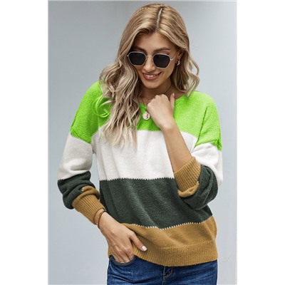Зеленый теплый свитер с разноцветными полосами