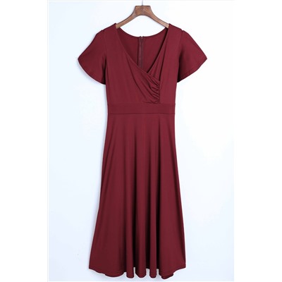 Бордовое платье-миди с рукавом-воланом и глубоким V-образным вырезом