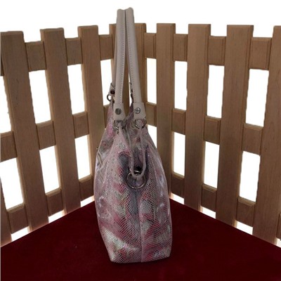 Роскошная сумка Parallel из натуральной кожи с лазерной обработкой цвета бледно-розовой пудры с переливами.