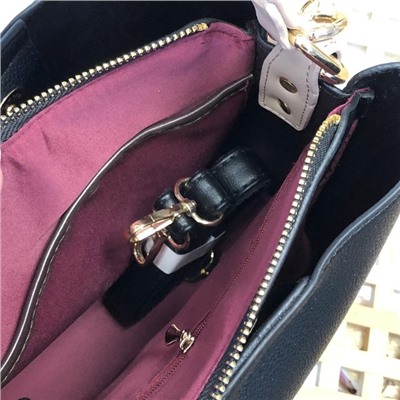 Классическая сумочка Omnia_Gold с широким ремнем через плечо из матовой эко-кожи дынного цвета.