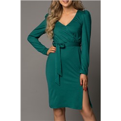 Зеленое обтягивающее платье с запахом с поясом на талии и разрезом на юбке