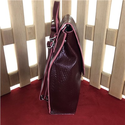 Стильный рюкзак Walking формата А4 из текстурной натуральной кожи винного цвета.