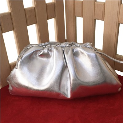 Оригинальная сумка Dance_Lend из металлизированной натуральной кожи серебристого цвета.