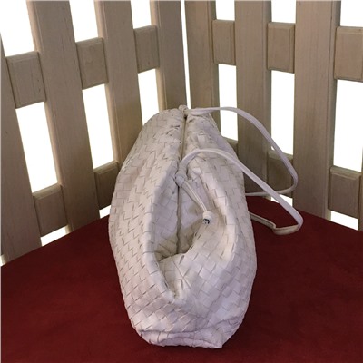 Роскошная сумка Modello из плетеной натуральной кожи высокого качества сливочного цвета.