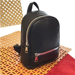 Модный рюкзачок Aiman из прочной эко-кожи с массивной фурнитурой чёрного цвета.