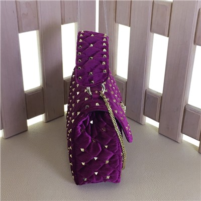 Оригинальная сумочка Gordan с ремешком-цепочкой через плечо из премиального текстиля цвета фуксия.