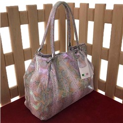 Трендовая сумка-оверсайз Lilu из прочной натуральной кожи с лазерной обработкой  цвета кремовой пудры с переливами.