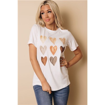 Белая футболка с круглым вырезом и принтом "сердца"