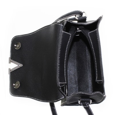 Женская сумка Lightness черного цвета с ремнем через плечо.