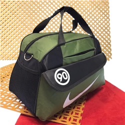 Спортивная сумка Fitness Coach с плечевым ремнём со вставками бутылочного цвета.