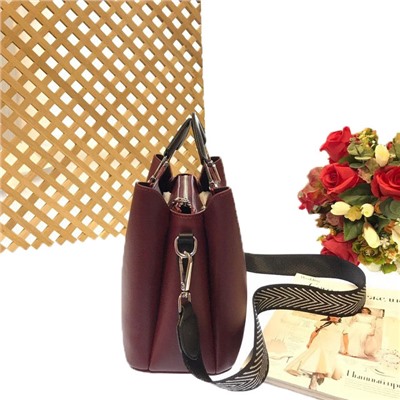 Дизайнерская сумочка Telyviv с широким ремнем через плечо из матовой эко-кожи сливового цвета.