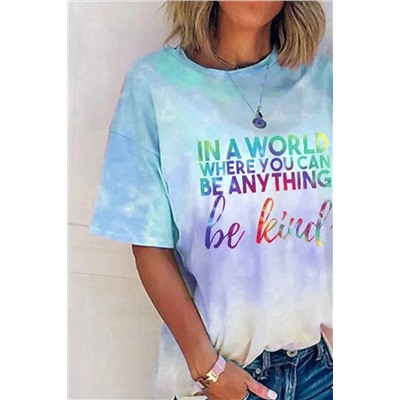 Фиолетово-голубая свободная футболка с градиентной надписью: In A World Where You Can Be Anything Be Kind