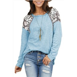 Голубой пуловер-свитшот с белыми леопардовыми вставками на плечах