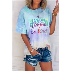 Фиолетово-голубая свободная футболка с градиентной надписью: In A World Where You Can Be Anything Be Kind