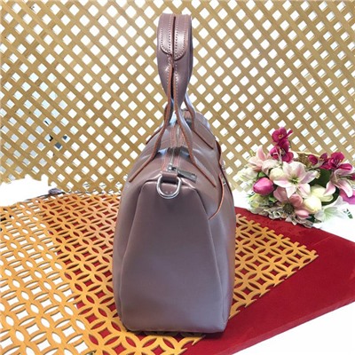 Вместительная сумка Public формата А4 из натуральной кожи пурпурного цвета.