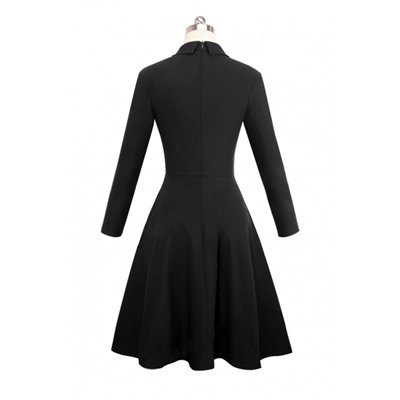Черное приталенное платье с пышной юбкой и двойной линией пуговиц
