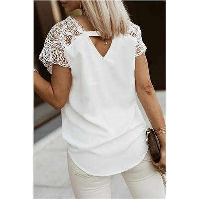 Белая атласная блузка с кружевным рукавом и V-образным вырезом