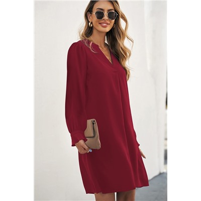 Красное платье-рубашка с V-образным вырезом и оборками на рукавах