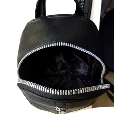 Модный рюкзачок Sapfir из прочной эко-кожи с массивной фурнитурой чёрного цвета.