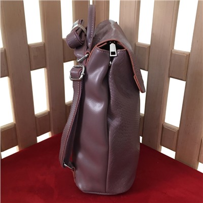 Оригинальный рюкзак-трансформер Beatris из текстурной натуральной кожи пудрового цвета.