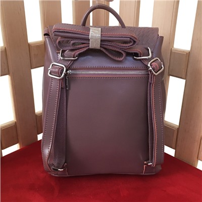 Оригинальный рюкзак-трансформер Beatris из текстурной натуральной кожи пудрового цвета.