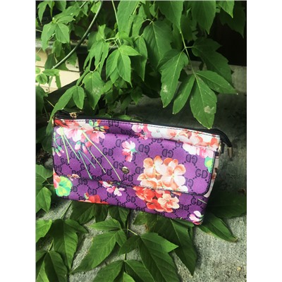 Стильный клатч Sun_Arcana из эко-кожи с оригинальными принтом контрастного фиолетового цвета.
