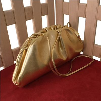 Оригинальная сумка Dance_Lend из металлизированной натуральной кожи золотистого цвета.