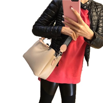 Дизайнерская сумочка Telyviv с широким ремнем через плечо из матовой эко-кожи тёмно-бежевого цвета.