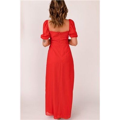 Красное платье с квадратным вырезом и боковым разрезом